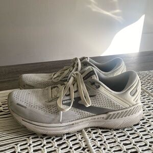 Brooks Adrenaline 22 running shoes